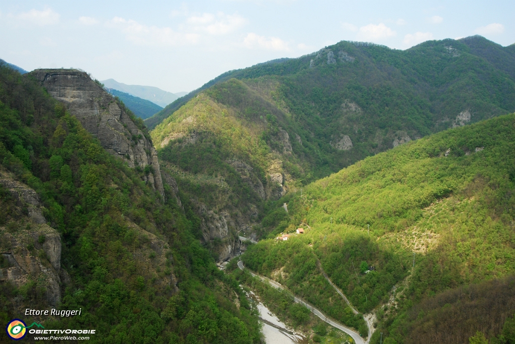 38 - la rupe Bric delle streghe e il Ponte di Zan.JPG